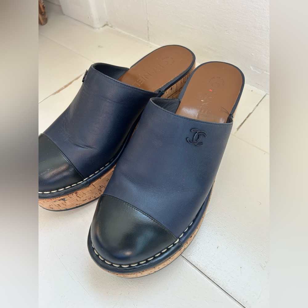 CHANEL Black and Navy Leather Clogs - Picture 4 of 13
